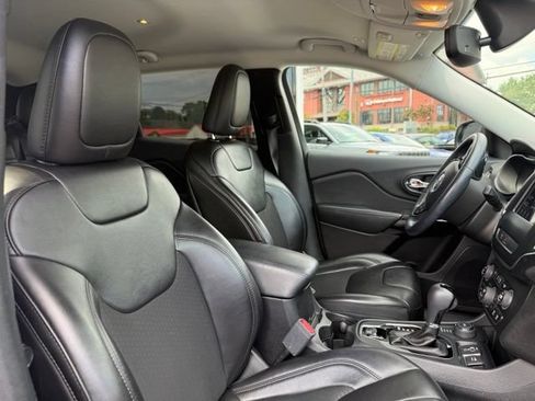 Used 2019 Jeep Cherokee Latitude Plus AWD/4WD image 29