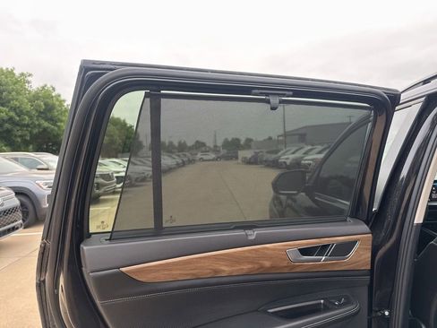 Used 2024 Volkswagen Atlas SE w/ Panoramic Sunroof Package FWD image 12