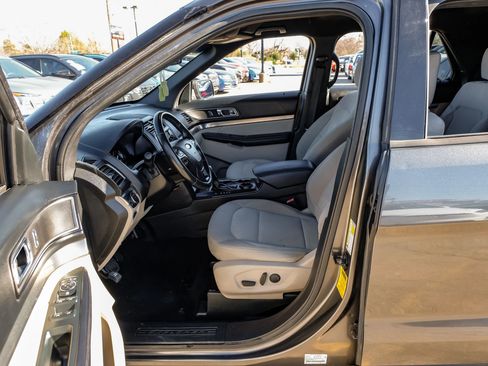 Used 2019 Ford Explorer XLT w/ Equipment Group 201A image 4
