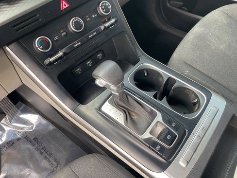 Used 2022 Kia Carnival LX image 21