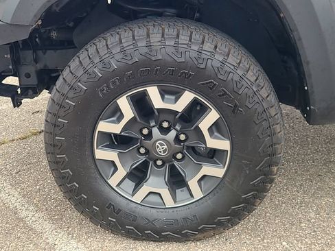 Used 2022 Toyota Tacoma TRD Off-Road AWD/4WD image 10