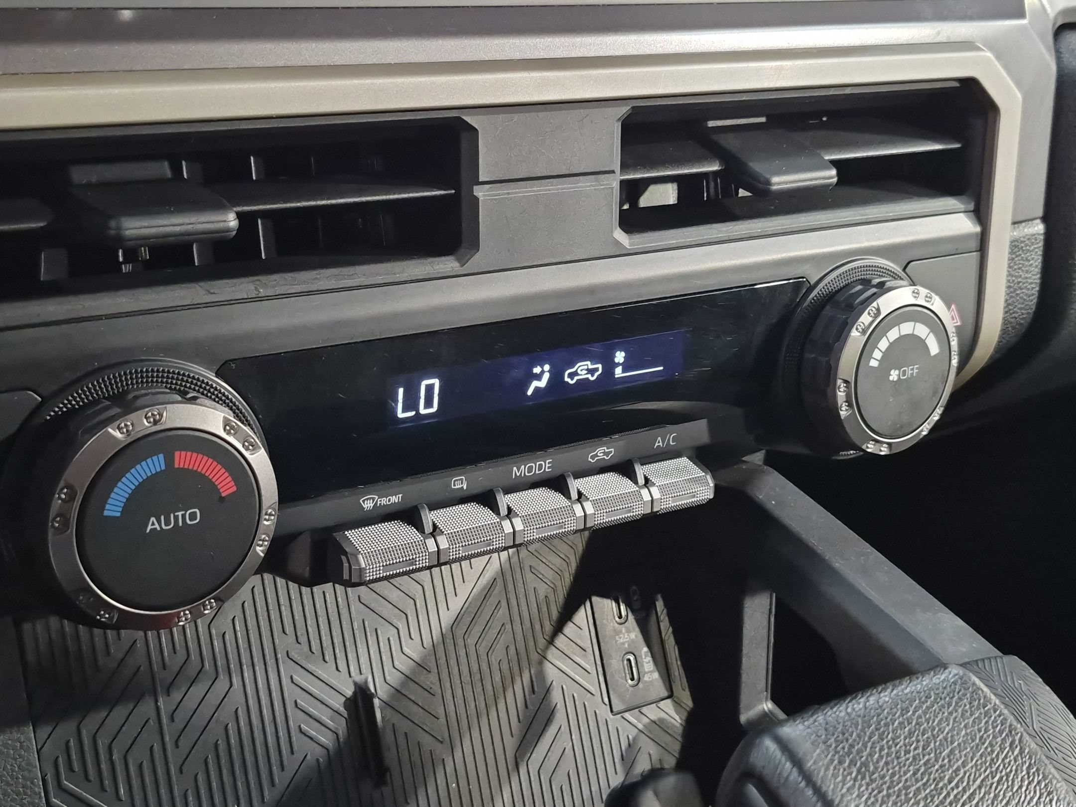 Used 2025 Toyota Tacoma TRD Off-Road AWD/4WD image 32