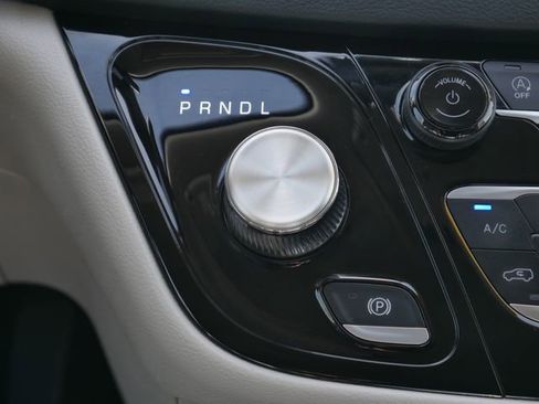 Used 2023 Chrysler Pacifica Touring-L image 22