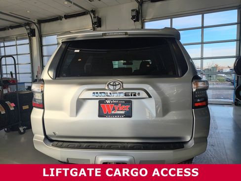 Used 2016 Toyota 4Runner SR5 image 5