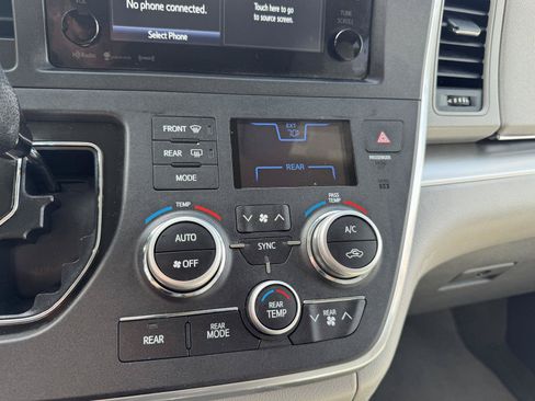Used 2017 Toyota Sienna LE FWD image 21