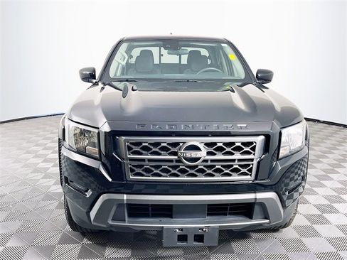 Used 2022 Nissan Frontier SV image 3