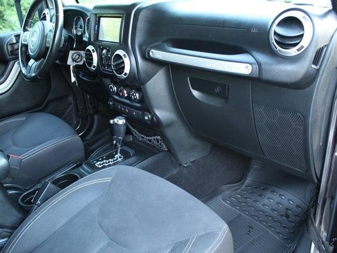 Used 2016 Jeep Wrangler Unlimited Sahara w/ Connectivity Group AWD/4WD image 12