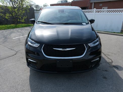 Used 2024 Chrysler Pacifica Touring-L FWD image 12
