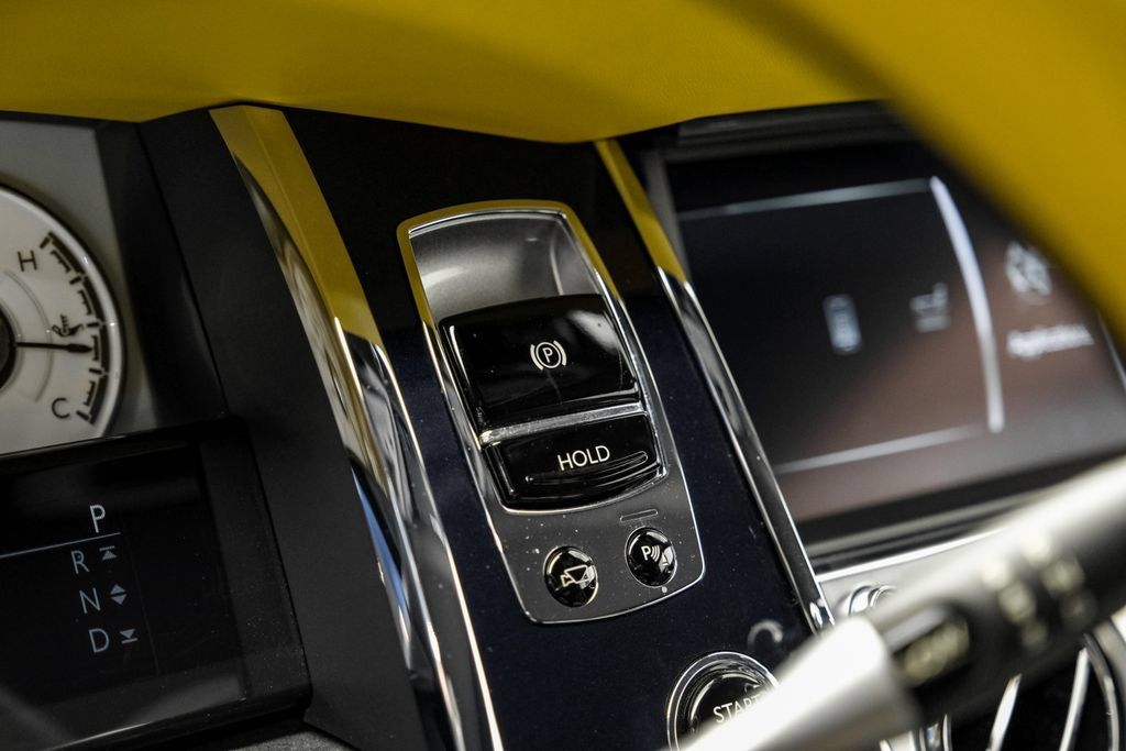 Used 2021 Rolls-Royce Dawn RWD image 29