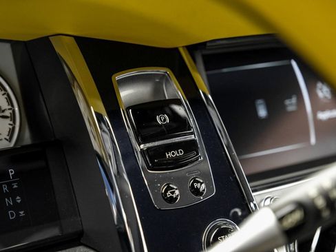 Used 2021 Rolls-Royce Dawn RWD image 29