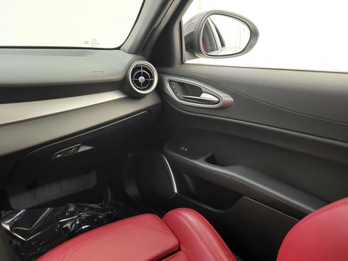 Used 2023 Alfa Romeo Giulia Veloce RWD image 23