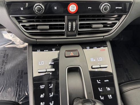 Certified 2024 Porsche Macan AWD/4WD image 31