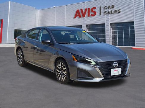 Used 2025 Nissan Altima 2.5 SV FWD image 3