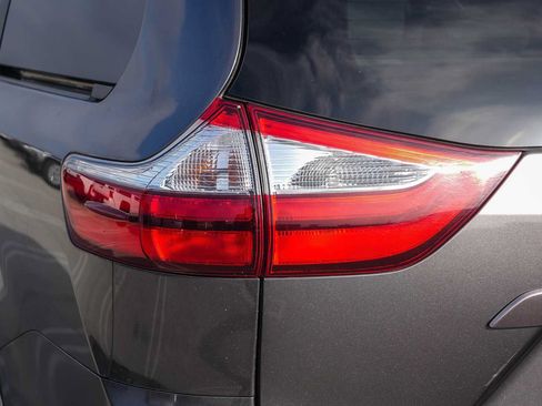 Used 2017 Toyota Sienna XLE w/ XLE Navigation Package FWD image 9