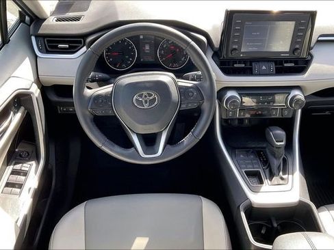 Used 2022 Toyota RAV4 XLE Premium image 5