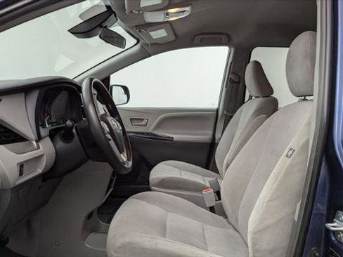 Used 2019 Toyota Sienna L image 14