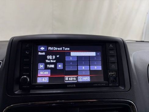 Used 2018 Dodge Grand Caravan SE w/ UConnect Hands-Free Group image 31
