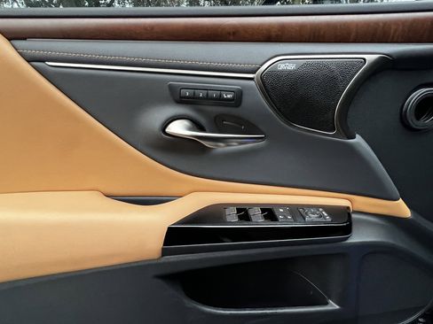 Certified 2024 Lexus ES 300h Ultra Luxury image 13