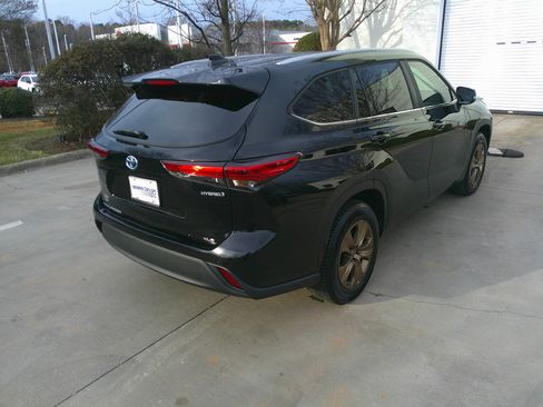 Used 2023 Toyota Highlander Bronze Edition image 10