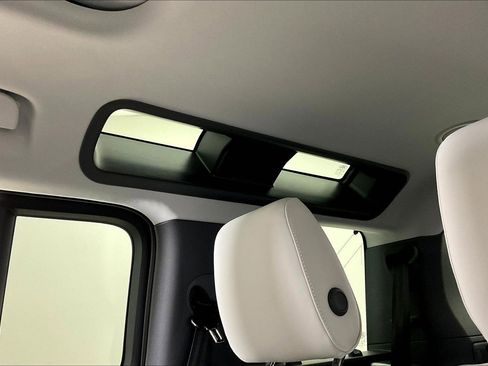 Used 2025 Land Rover Defender 110 X-Dynamic SE image 37