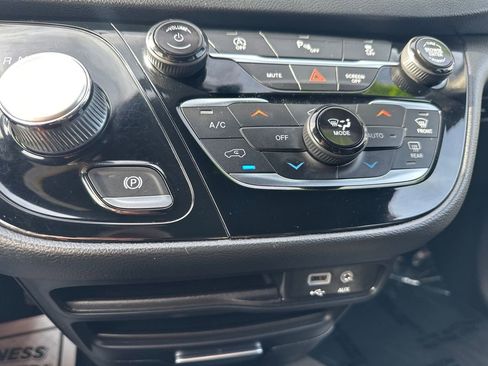 Used 2020 Chrysler Pacifica Touring-L image 29