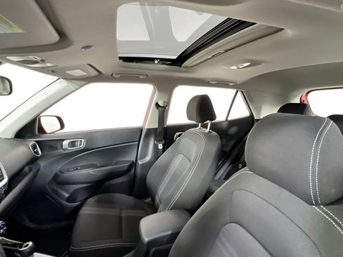 Used 2022 Hyundai Venue SEL image 20