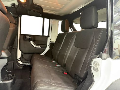 Used 2015 Jeep Wrangler Unlimited Sahara w/ Connectivity Group AWD/4WD image 16