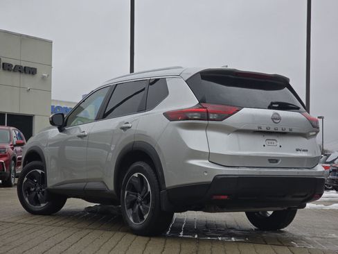 Used 2024 Nissan Rogue SV w/ SV Premium Package image 13