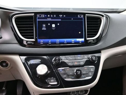 Used 2023 Chrysler Pacifica Touring-L FWD image 19