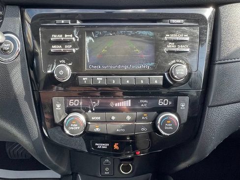 Used 2017 Nissan Rogue SV FWD image 23