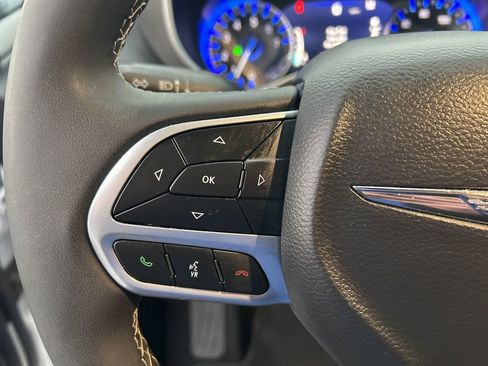 Used 2025 Chrysler Pacifica Select image 17