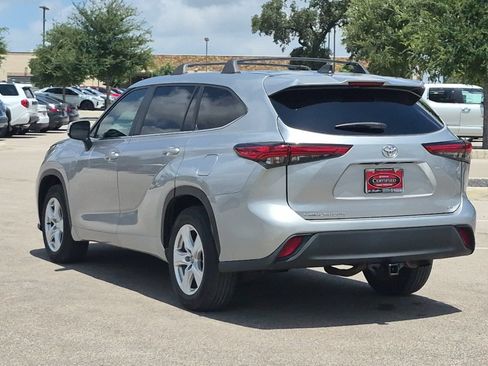 Used 2023 Toyota Highlander LE FWD image 3