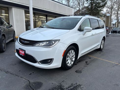 Used 2019 Chrysler Pacifica Touring-L image 16