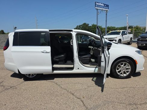 Used 2024 Chrysler Pacifica Touring-L FWD image 8