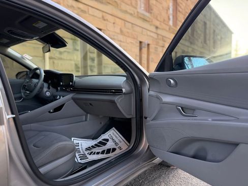 Used 2021 Hyundai Elantra SE FWD image 25