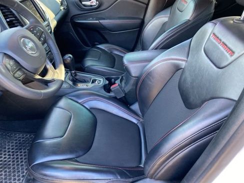 Used 2022 Jeep Cherokee Trailhawk w/ Technology Group B image 17