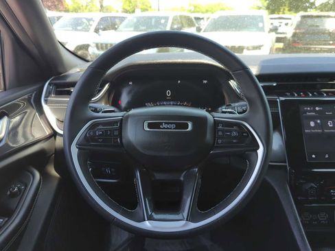 Used 2023 Jeep Grand Cherokee Altitude AWD/4WD image 16
