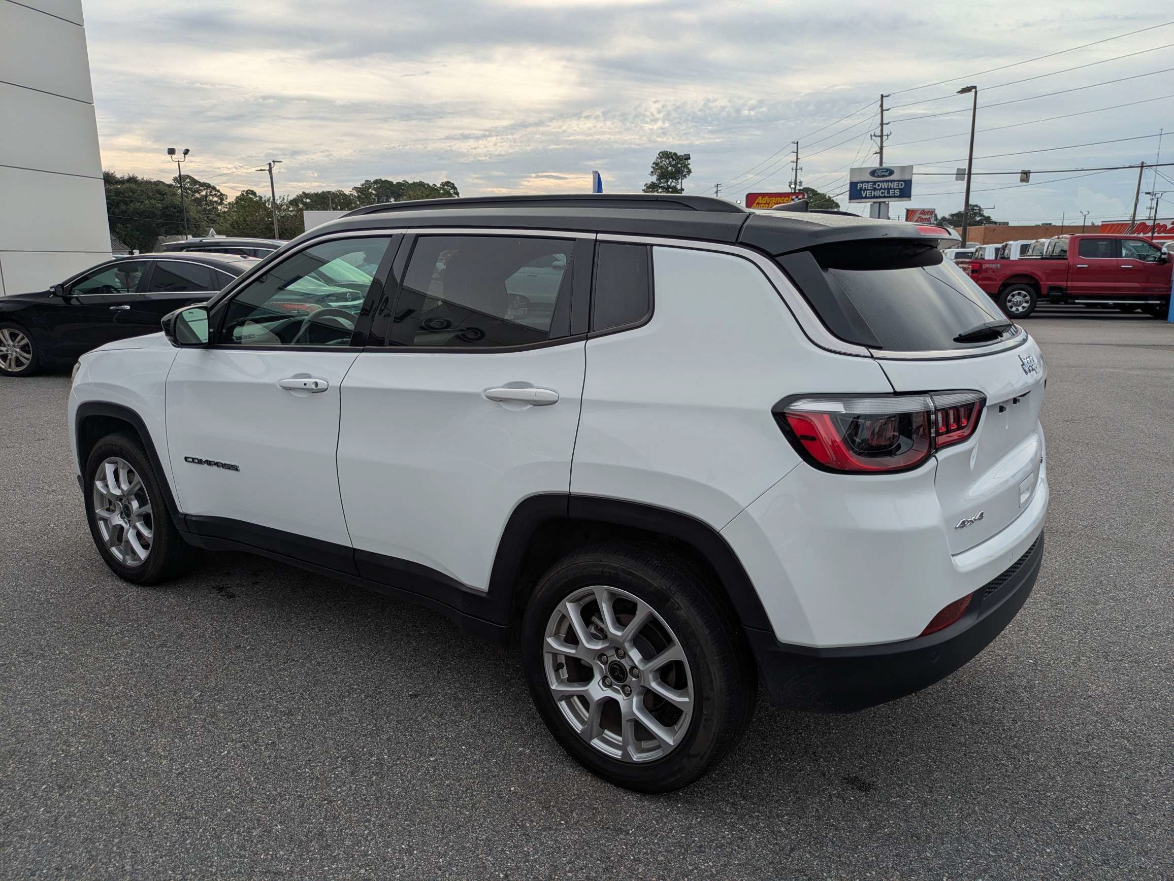 Used 2025 Jeep Compass Limited AWD/4WD image 6