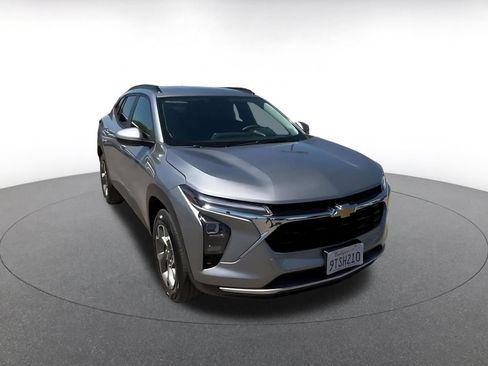 Used 2025 Chevrolet Trax LT FWD image 3