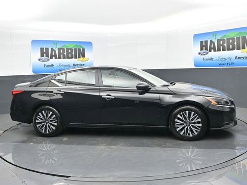 Used 2025 Nissan Altima 2.5 SV FWD image 7