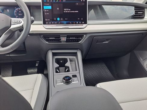 Used 2025 Volkswagen Tiguan SE FWD image 21