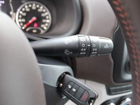 Used 2015 Jeep Renegade Latitude image 19