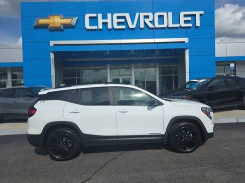 Used 2022 GMC Terrain SLE w/ Driver Convenience Package image 3