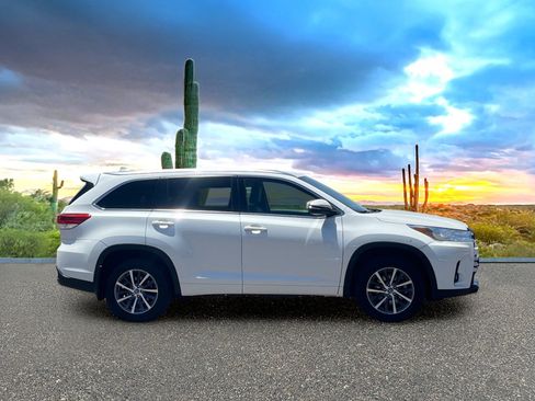 Used 2017 Toyota Highlander XLE w/ Carpet Mat Package AWD/4WD image 6