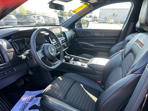 Used 2025 Nissan Pathfinder Rock Creek AWD/4WD image 9