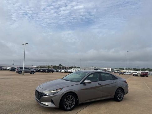 Used 2023 Hyundai Elantra SEL w/ Convenience Package FWD image 10