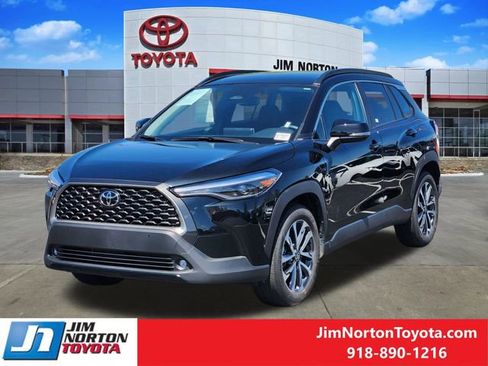 Used 2025 Toyota Corolla Cross XLE image 3