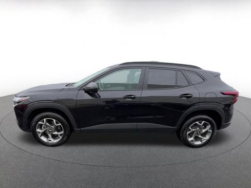 Used 2025 Chevrolet Trax LT w/ LT Convenience Package image 8