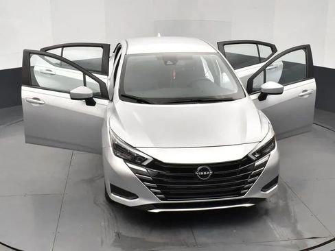 Used 2025 Nissan Versa SV image 10