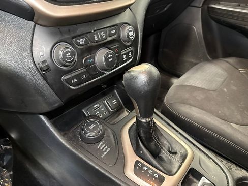 Used 2015 Jeep Cherokee Latitude w/ Cold Weather Group AWD/4WD image 18